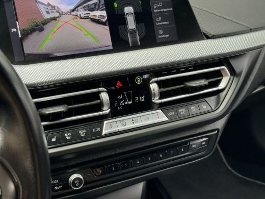 BMW 1 Serie 118i AUT7 HIGH EXECUTIVE SPORT-LEDER NAVI CAMERA DIGI-DASH APPLE-CARPLAY LED LMV PDC ActivLease financial lease
