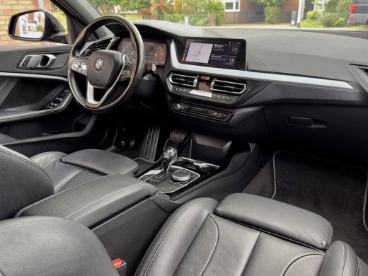 BMW 1 Serie 118i AUT7 HIGH EXECUTIVE SPORT-LEDER NAVI CAMERA DIGI-DASH APPLE-CARPLAY LED LMV PDC ActivLease financial lease
