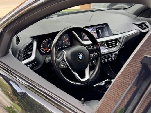 BMW 1 Serie 118i AUT7 HIGH EXECUTIVE SPORT-LEDER NAVI CAMERA DIGI-DASH APPLE-CARPLAY LED LMV PDC ActivLease financial lease