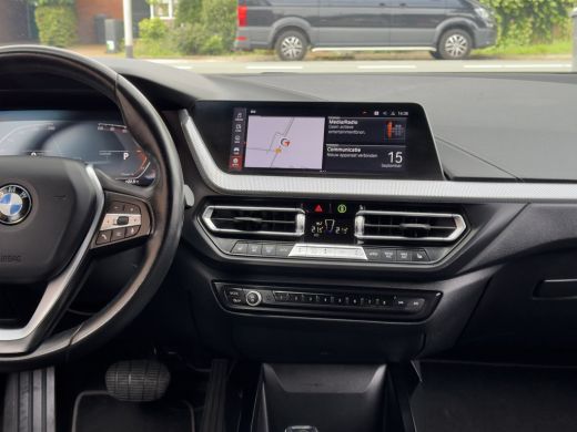 BMW 1 Serie 118i AUT7 HIGH EXECUTIVE SPORT-LEDER NAVI CAMERA DIGI-DASH APPLE-CARPLAY LED LMV PDC ActivLease financial lease