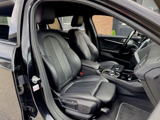 BMW 1 Serie 118i AUT7 HIGH EXECUTIVE SPORT-LEDER NAVI CAMERA DIGI-DASH APPLE-CARPLAY LED LMV PDC ActivLease financial lease