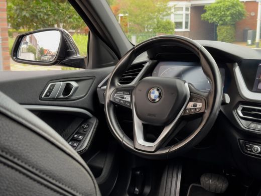 BMW 1 Serie 118i AUT7 HIGH EXECUTIVE SPORT-LEDER NAVI CAMERA DIGI-DASH APPLE-CARPLAY LED LMV PDC ActivLease financial lease