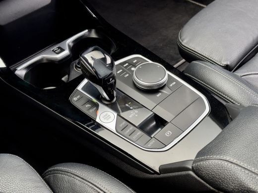 BMW 1 Serie 118i AUT7 HIGH EXECUTIVE SPORT-LEDER NAVI CAMERA DIGI-DASH APPLE-CARPLAY LED LMV PDC ActivLease financial lease