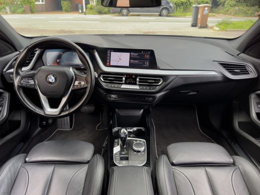 BMW 1 Serie 118i AUT7 HIGH EXECUTIVE SPORT-LEDER NAVI CAMERA DIGI-DASH APPLE-CARPLAY LED LMV PDC ActivLease financial lease