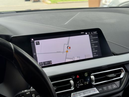 BMW 1 Serie 118i AUT7 HIGH EXECUTIVE SPORT-LEDER NAVI CAMERA DIGI-DASH APPLE-CARPLAY LED LMV PDC ActivLease financial lease