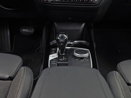 BMW 1 Serie 118i Sport Automaat (APPLE CARPLAY, GROOT NAVI, CLIMATE, LEDER, SPORTSTOELEN, PARKEERSENSOREN, CR... ActivLease financial lease