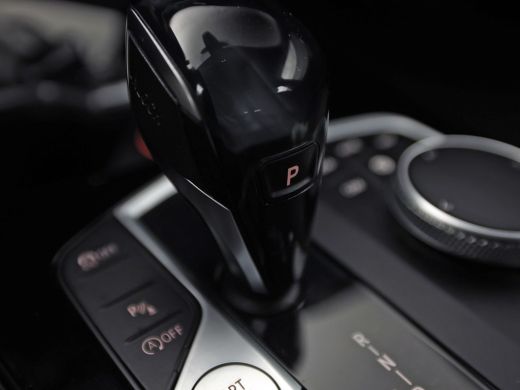 BMW 1 Serie 118i Sport Automaat (APPLE CARPLAY, GROOT NAVI, CLIMATE, LEDER, SPORTSTOELEN, PARKEERSENSOREN, CR... ActivLease financial lease
