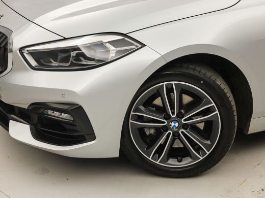 BMW 1 Serie 118i Sport Automaat (APPLE CARPLAY, GROOT NAVI, CLIMATE, LEDER, SPORTSTOELEN, PARKEERSENSOREN, CR... ActivLease financial lease