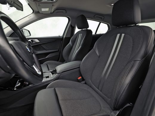 BMW 1 Serie 118i Sport Automaat (APPLE CARPLAY, GROOT NAVI, CLIMATE, LEDER, SPORTSTOELEN, PARKEERSENSOREN, CR... ActivLease financial lease