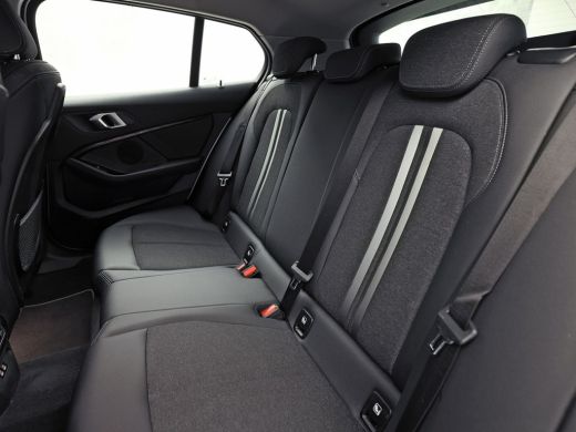BMW 1 Serie 118i Sport Automaat (APPLE CARPLAY, GROOT NAVI, CLIMATE, LEDER, SPORTSTOELEN, PARKEERSENSOREN, CR... ActivLease financial lease