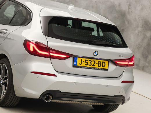 BMW 1 Serie 118i Sport Automaat (APPLE CARPLAY, GROOT NAVI, CLIMATE, LEDER, SPORTSTOELEN, PARKEERSENSOREN, CR... ActivLease financial lease