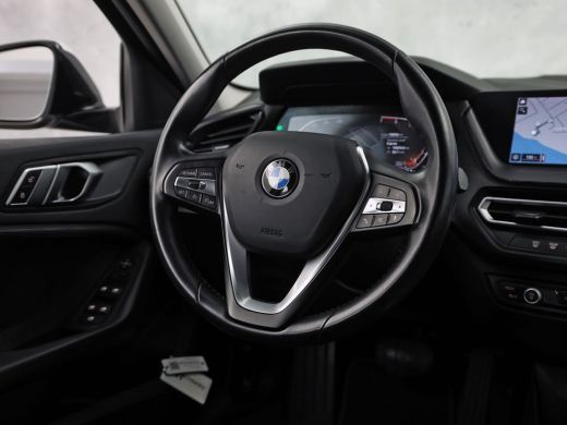 BMW 1 Serie 118i Sport Automaat (APPLE CARPLAY, GROOT NAVI, CLIMATE, LEDER, SPORTSTOELEN, PARKEERSENSOREN, CR... ActivLease financial lease