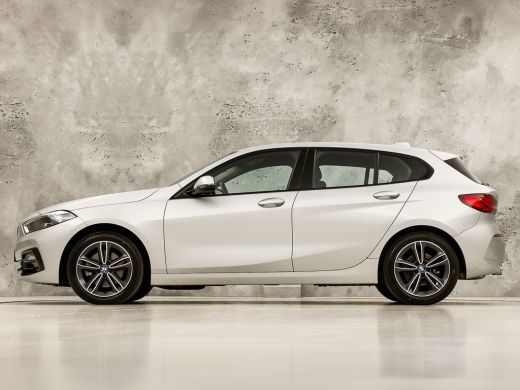 BMW 1 Serie 118i Sport Automaat (APPLE CARPLAY, GROOT NAVI, CLIMATE, LEDER, SPORTSTOELEN, PARKEERSENSOREN, CR... ActivLease financial lease