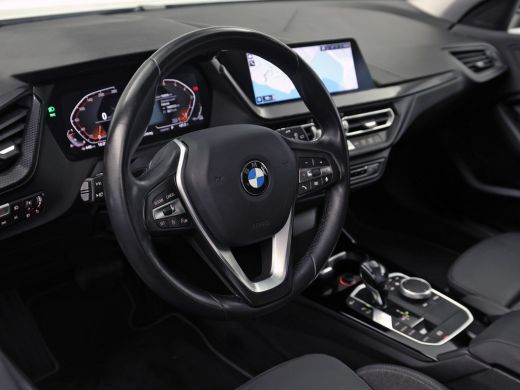 BMW 1 Serie 118i Sport Automaat (APPLE CARPLAY, GROOT NAVI, CLIMATE, LEDER, SPORTSTOELEN, PARKEERSENSOREN, CR... ActivLease financial lease