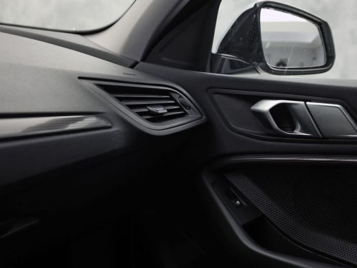 BMW 1 Serie 118i Sport Automaat (APPLE CARPLAY, GROOT NAVI, CLIMATE, LEDER, SPORTSTOELEN, PARKEERSENSOREN, CR... ActivLease financial lease