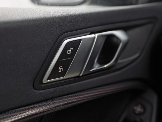 BMW 1 Serie 118i Sport Automaat (APPLE CARPLAY, GROOT NAVI, CLIMATE, LEDER, SPORTSTOELEN, PARKEERSENSOREN, CR... ActivLease financial lease