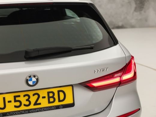 BMW 1 Serie 118i Sport Automaat (APPLE CARPLAY, GROOT NAVI, CLIMATE, LEDER, SPORTSTOELEN, PARKEERSENSOREN, CR... ActivLease financial lease