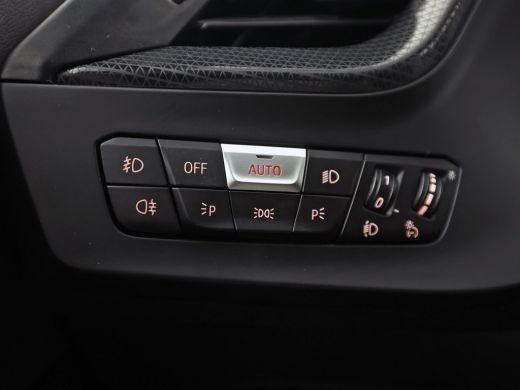 BMW 1 Serie 118i Sport Automaat (APPLE CARPLAY, GROOT NAVI, CLIMATE, LEDER, SPORTSTOELEN, PARKEERSENSOREN, CR... ActivLease financial lease