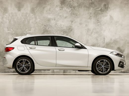 BMW 1 Serie 118i Sport Automaat (APPLE CARPLAY, GROOT NAVI, CLIMATE, LEDER, SPORTSTOELEN, PARKEERSENSOREN, CR... ActivLease financial lease