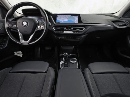 BMW 1 Serie 118i Sport Automaat (APPLE CARPLAY, GROOT NAVI, CLIMATE, LEDER, SPORTSTOELEN, PARKEERSENSOREN, CR... ActivLease financial lease