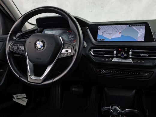BMW 1 Serie 118i Sport Automaat (APPLE CARPLAY, GROOT NAVI, CLIMATE, LEDER, SPORTSTOELEN, PARKEERSENSOREN, CR... ActivLease financial lease