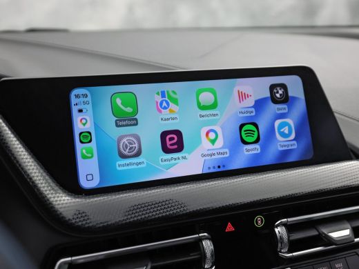 BMW 1 Serie 118i Sport Automaat (APPLE CARPLAY, GROOT NAVI, CLIMATE, LEDER, SPORTSTOELEN, PARKEERSENSOREN, CR... ActivLease financial lease