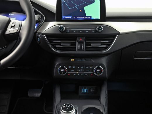 Ford Focus 1.0 EcoBoost Titanium X Sport Automaat (APPLE CARPLAY, GROOT NAVI, CAMERA, STUUR/STOELVERWARMING,... ActivLease financial lease