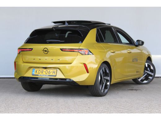 Opel Astra Electric 58 kWh Ultimate | SOH 98% | Warmtepomp | Schuif-kanteldak | Matrix LED | Suede bekleding | ActivLease financial lease