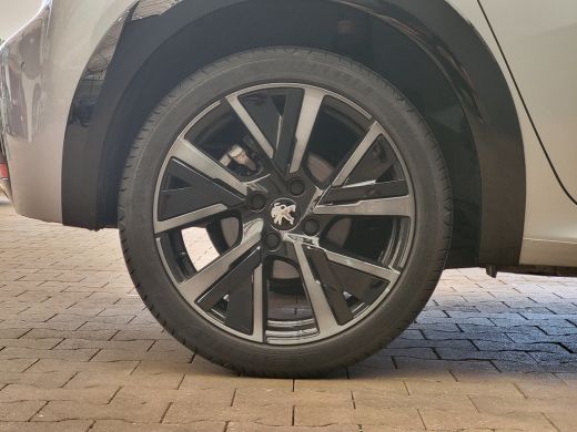 Peugeot 208 1.2 Turbo 100-PK EAT8 Panorama Dak | Camera | 17" Lichtmetaal | Digitaal Dashboard | Parkeersenso... ActivLease financial lease