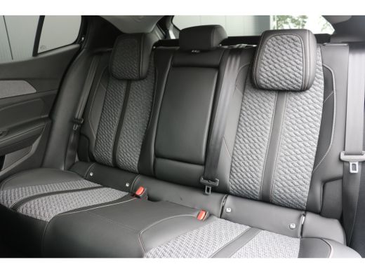 Peugeot 408 1.2 Allure Hybrid 145 | Navi | Stoel en stuurverwarming | Ad. Cruise control | 19'' LMV | Camera | ActivLease financial lease