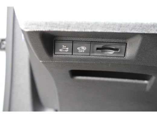 Peugeot e-3008 GT Avantage 210 73 kWh | Fase 3 laden | Luxe stoelen | Massage | Stoelverwarming | Alcantara | Na... ActivLease financial lease