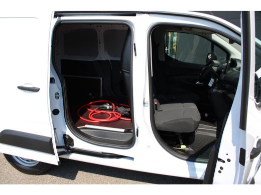Peugeot e-Partner 136 L1 50 kWh | Fase 3 laden | Navigatie | Camera | 3-Zits | Parkeersensoren voor + achter | Appl... ActivLease financial lease