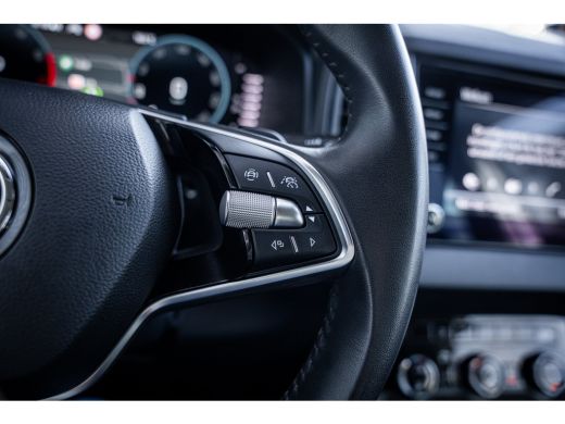 Skoda Karoq 1.5 TSI ACT Business Edition | Achteruitrijcamera | Lichtmetalen velgen 17" | Trekhaak uitklapbaar ActivLease financial lease