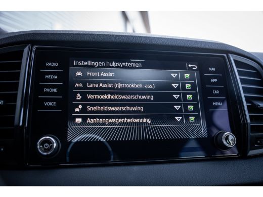 Skoda Karoq 1.5 TSI ACT Business Edition | Achteruitrijcamera | Lichtmetalen velgen 17" | Trekhaak uitklapbaar ActivLease financial lease