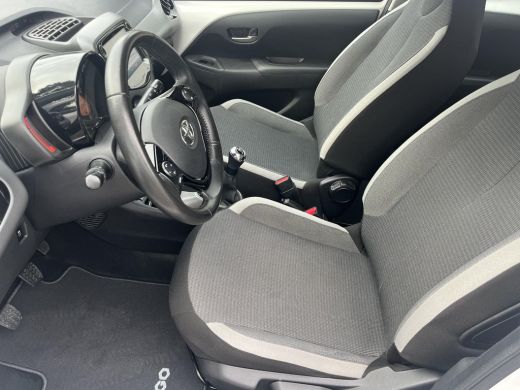 Toyota Aygo 1.0 VVT-i x-play | 5 deurs | Carplay | Navigatie | Parkeercamera | Leder stuurwiel | ActivLease financial lease