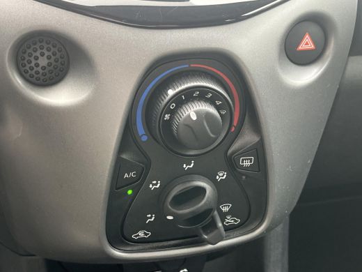 Toyota Aygo 1.0 VVT-i x-play | 5 deurs | Carplay | Navigatie | Parkeercamera | Leder stuurwiel | ActivLease financial lease