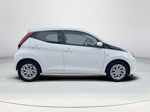 Toyota Aygo 1.0 VVT-i x-play | 5 deurs | Carplay | Navigatie | Parkeercamera | Leder stuurwiel | ActivLease financial lease