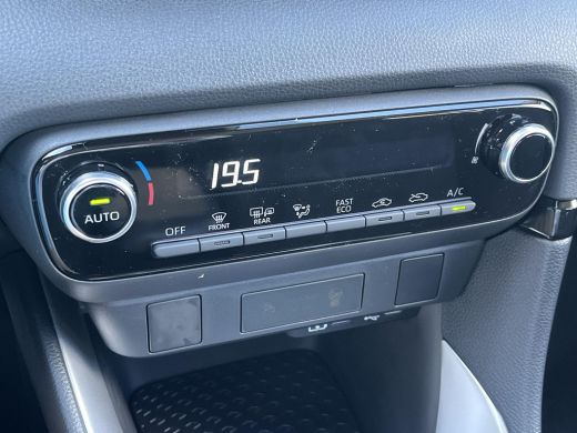 Toyota Yaris 1.5 Hybrid 115 Active | Emotional red premium lak | Nieuw uit voorraad leverbaar | ActivLease financial lease