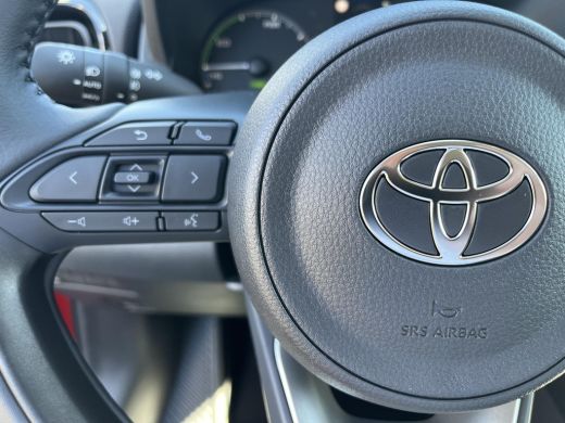 Toyota Yaris 1.5 Hybrid 115 Active | Emotional red premium lak | Nieuw uit voorraad leverbaar | ActivLease financial lease