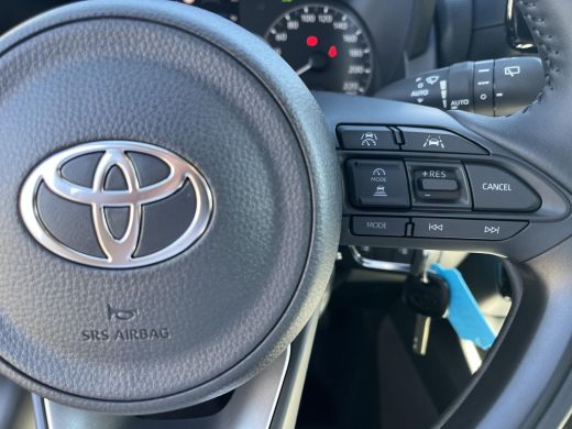 Toyota Yaris 1.5 Hybrid 115 Active | Emotional red premium lak | Nieuw uit voorraad leverbaar | ActivLease financial lease