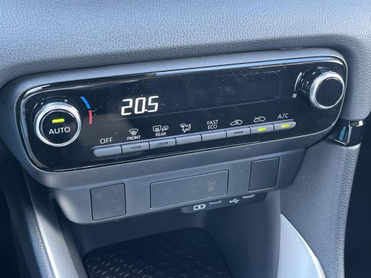 Toyota Yaris 1.5 Hybrid 115 Comfort | Forest green metallic | Nieuw uit voorraad leverbaar | ActivLease financial lease