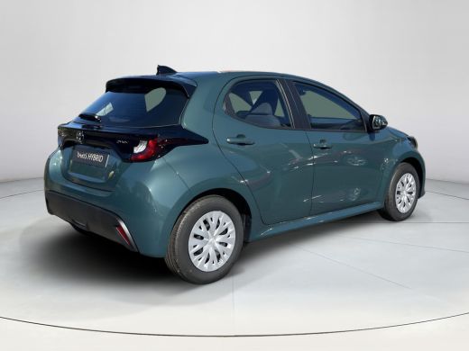 Toyota Yaris 1.5 Hybrid 115 Comfort | Forest green metallic | Nieuw uit voorraad leverbaar | ActivLease financial lease