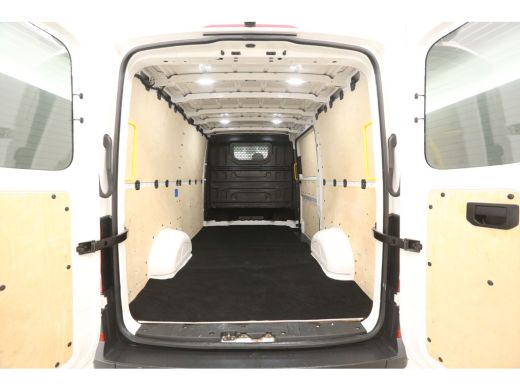 Volkswagen Crafter 2.0 TDI L3H2 140PK | Airco | Camera | 3 Zits | Trekhaak | Carplay | Elektrpakket ActivLease financial lease