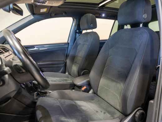 Volkswagen Tiguan 1.5 TSI ACT R-Line / 150pk / Panorama dak / Trekhaak / Achteruitrij camera / NAP / Dealer onderho... ActivLease financial lease
