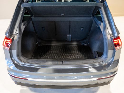 Volkswagen Tiguan 1.5 TSI ACT R-Line / 150pk / Panorama dak / Trekhaak / Achteruitrij camera / NAP / Dealer onderho... ActivLease financial lease