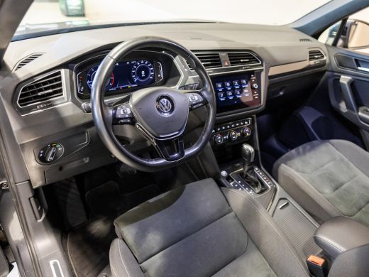 Volkswagen Tiguan 1.5 TSI ACT R-Line / 150pk / Panorama dak / Trekhaak / Achteruitrij camera / NAP / Dealer onderho... ActivLease financial lease
