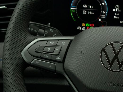 Volkswagen Tiguan R-Line Edition - eHybrid | 'App-Connect' draadloze smartphone integratie | Automatische afstandsr... ActivLease financial lease
