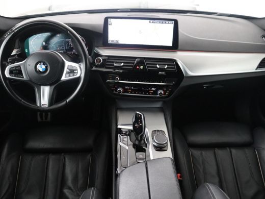 BMW 5 Serie 520i M-Sport | Leder | Stoelverwarming | Cruise control | Camera | Park assist | Navigatie | Carp... ActivLease financial lease