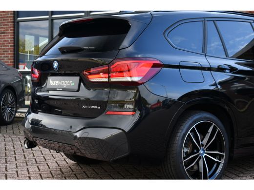 BMW X1 xDrive25e 220pk M-Sport 19inch Leder Stuurverw LED El-klep DAB BTW-auto! ActivLease financial lease
