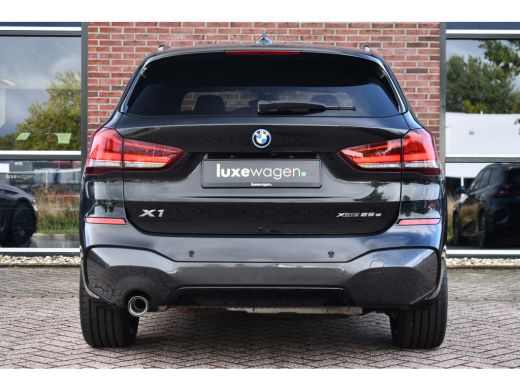 BMW X1 xDrive25e 220pk M-Sport 19inch Leder Stuurverw LED El-klep DAB BTW-auto! ActivLease financial lease